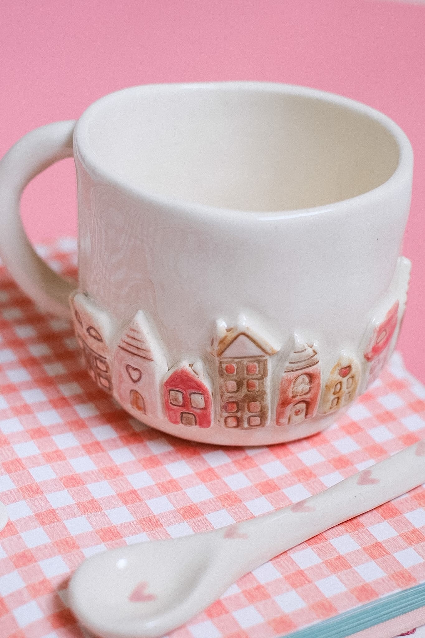 Mug en céramique artisanale maisons en relief peintes à la main