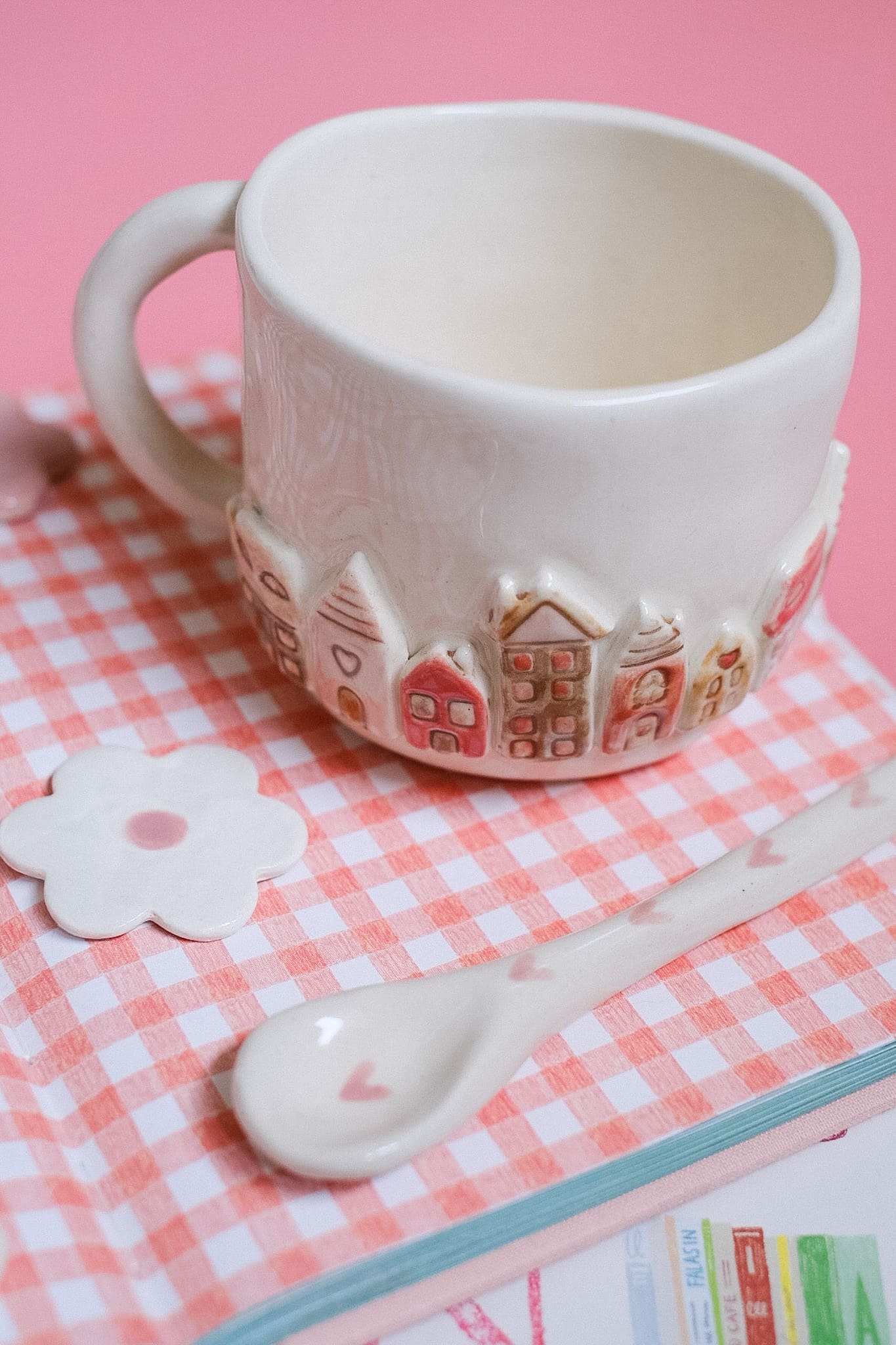 Mug en céramique artisanale maisons en relief peintes à la main
