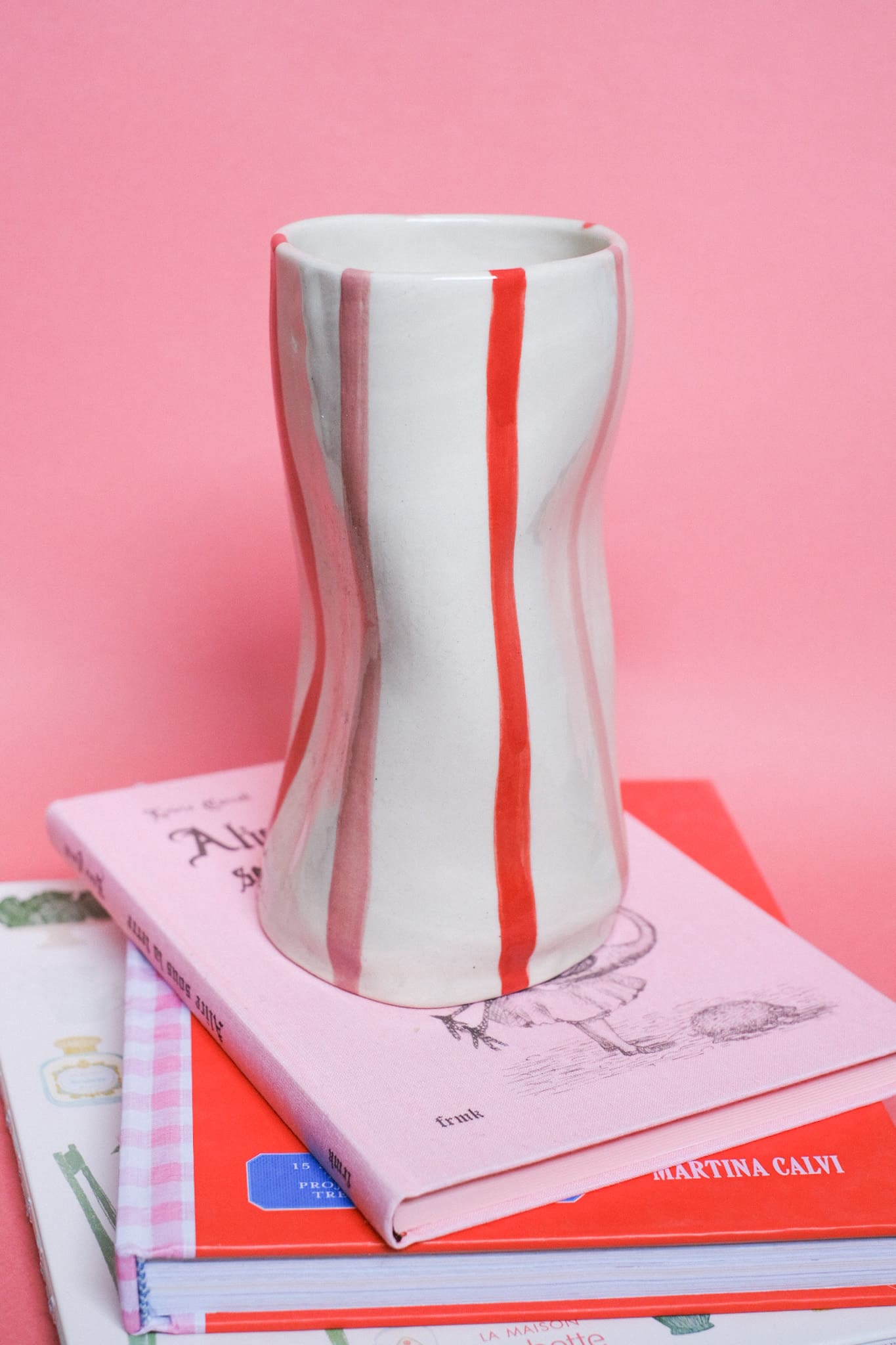 Petit vase en céramique graphique rayures rouge rose peint main