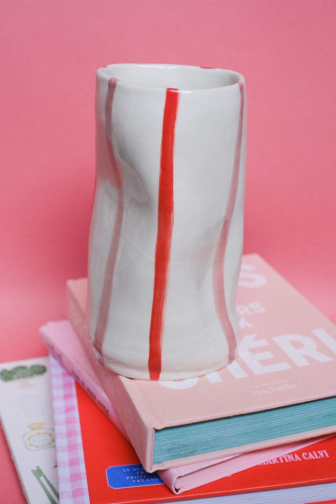 Petit vase en céramique graphique rayures rouge rose peint main