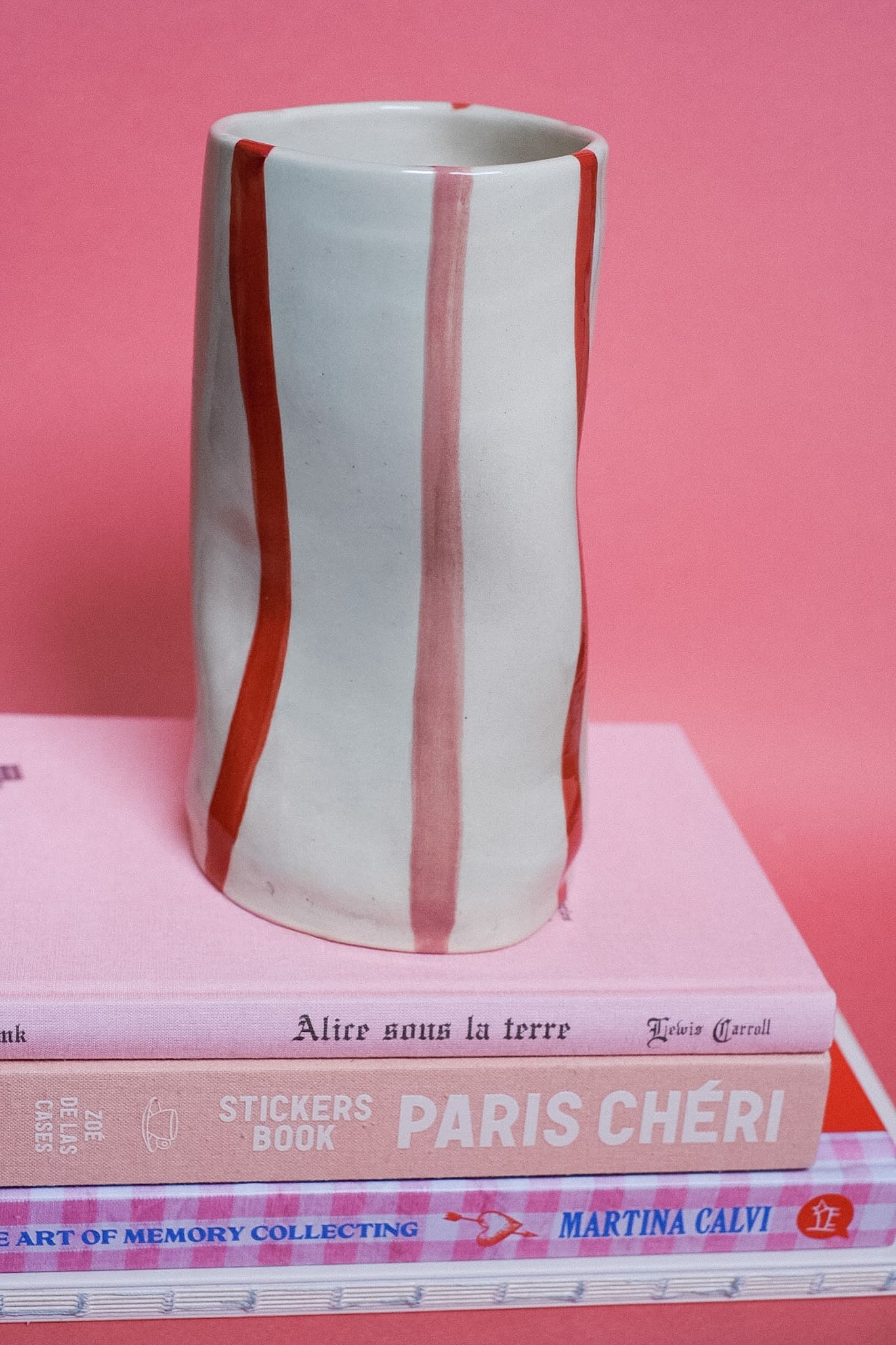 Petit vase en céramique graphique rayures rouge rose peint main