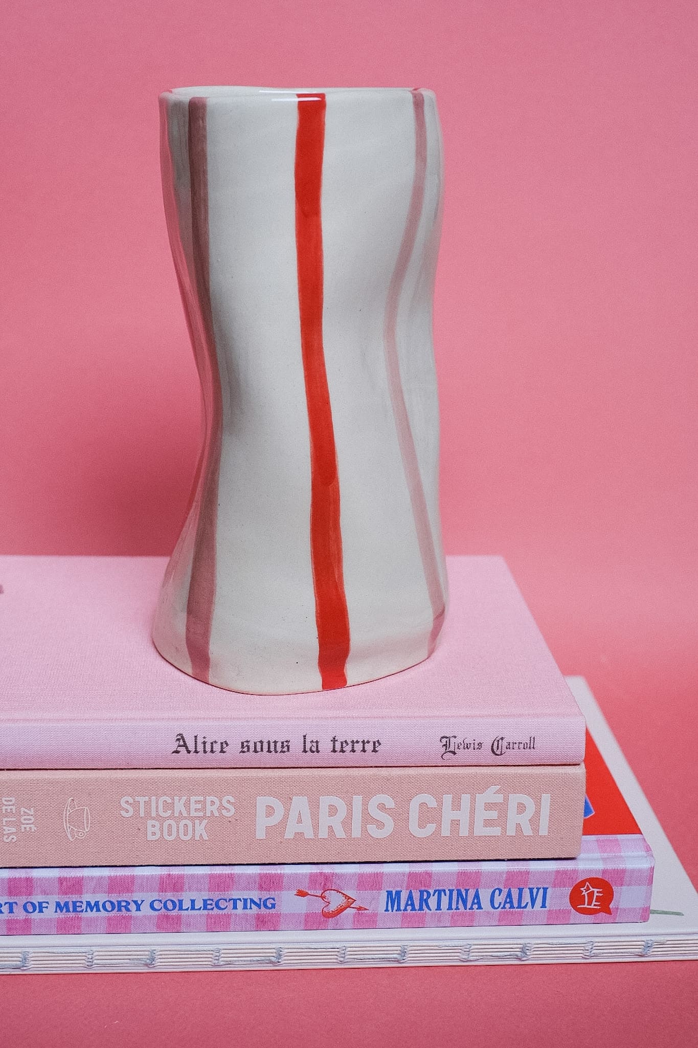 Petit vase en céramique graphique rayures rouge rose peint main