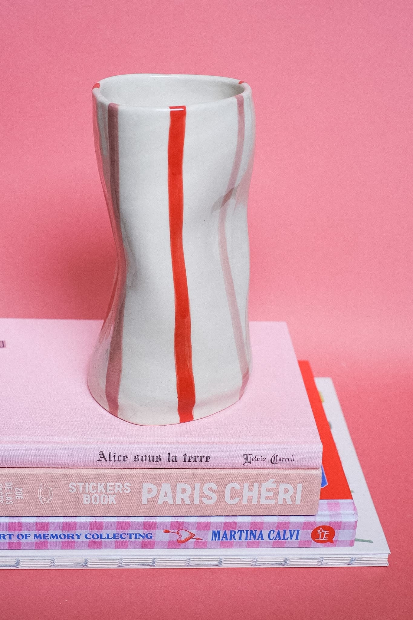 Petit vase en céramique graphique rayures rouge rose peint main