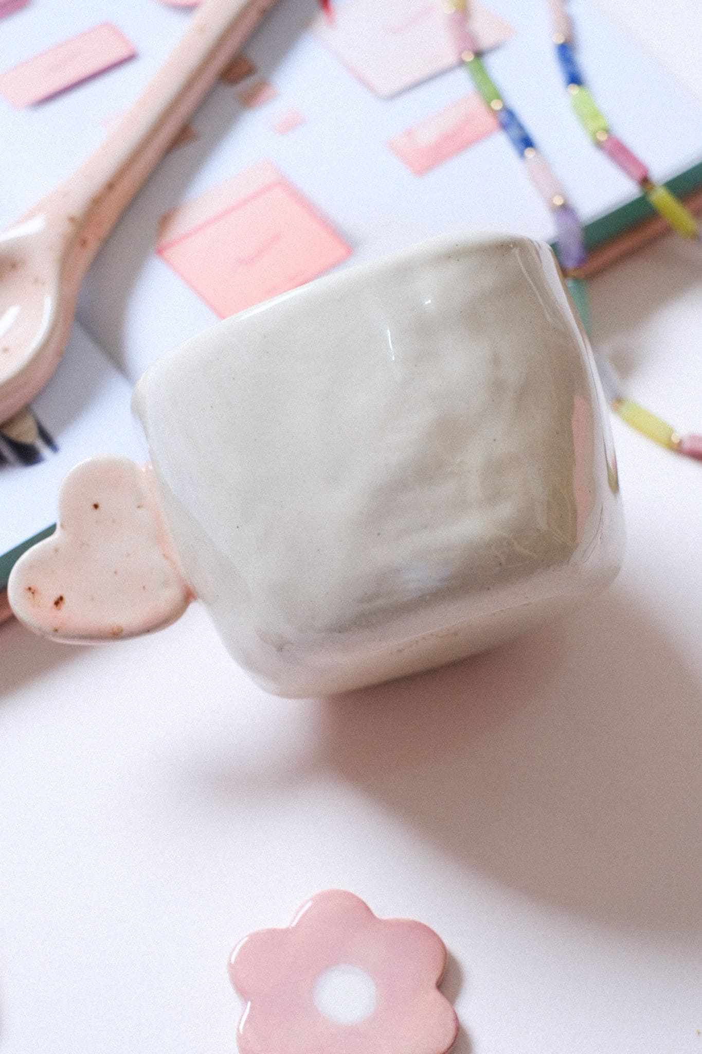 Petit mug en céramique artisanale anse en cœur