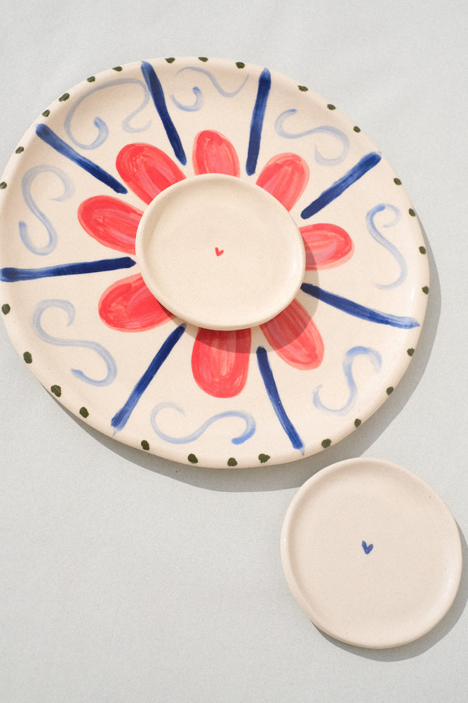 Assiette de service en céramique, motif fleur rouge