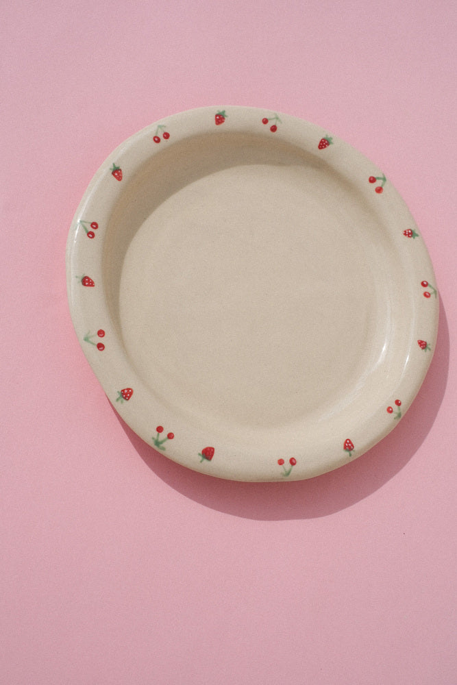 Assiette enfant en céramique, motifs fraises et cerises