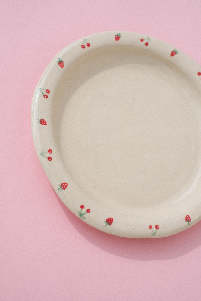 Assiette enfant en céramique, motifs fraises et cerises