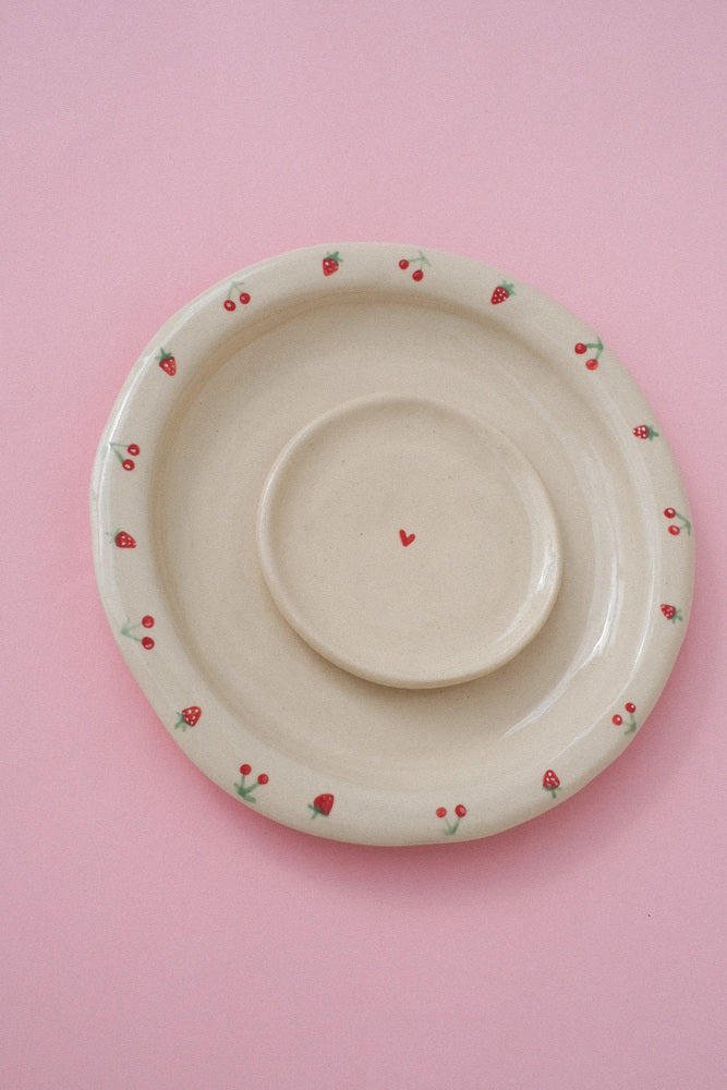 Assiette enfant en céramique, motifs fraises et cerises