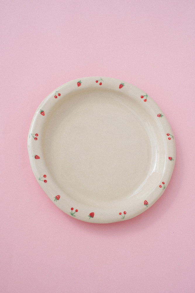 Assiette enfant en céramique, motifs fraises et cerises
