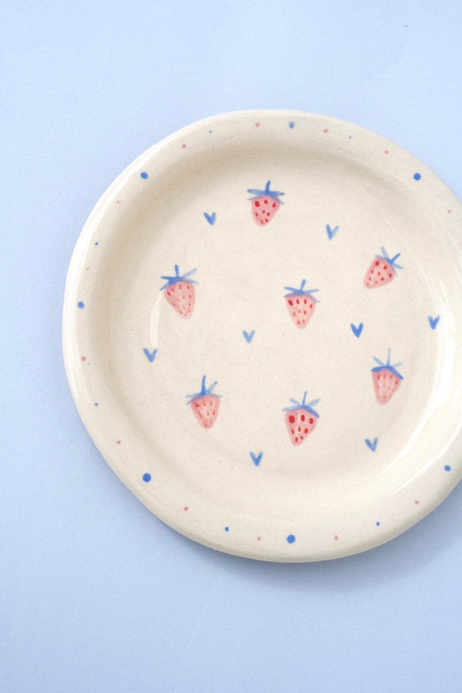 Assiette pour enfant en céramique, motifs fraise et coeurs