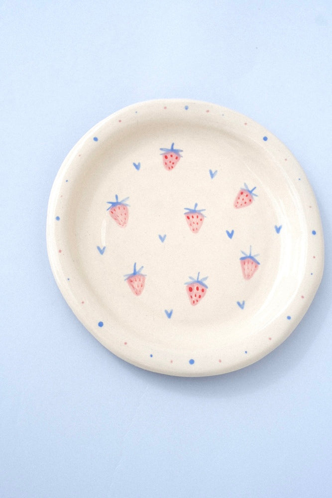Assiette pour enfant en céramique, motifs fraise et coeurs