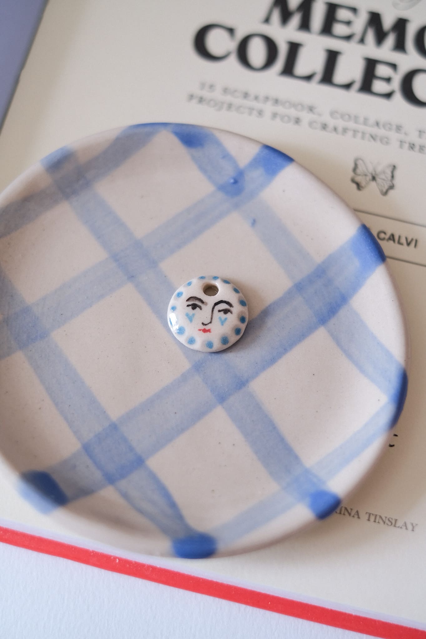 Petite médaille céramique, peinte à la main