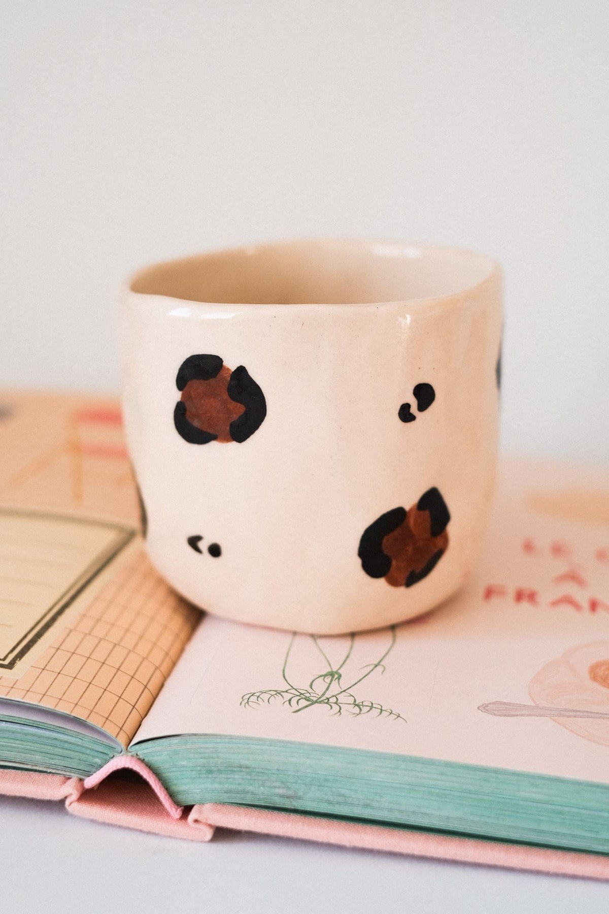 Mug motif léopard en céramique sans anse