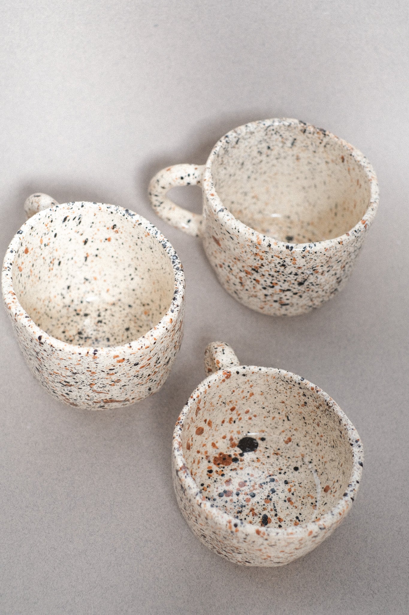 Mug moucheté en grès chamotté