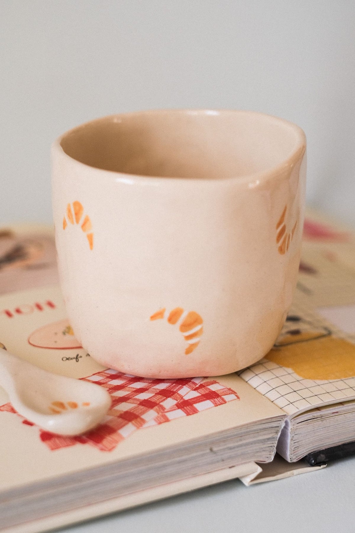 Mug motif croissant en céramique sans anse