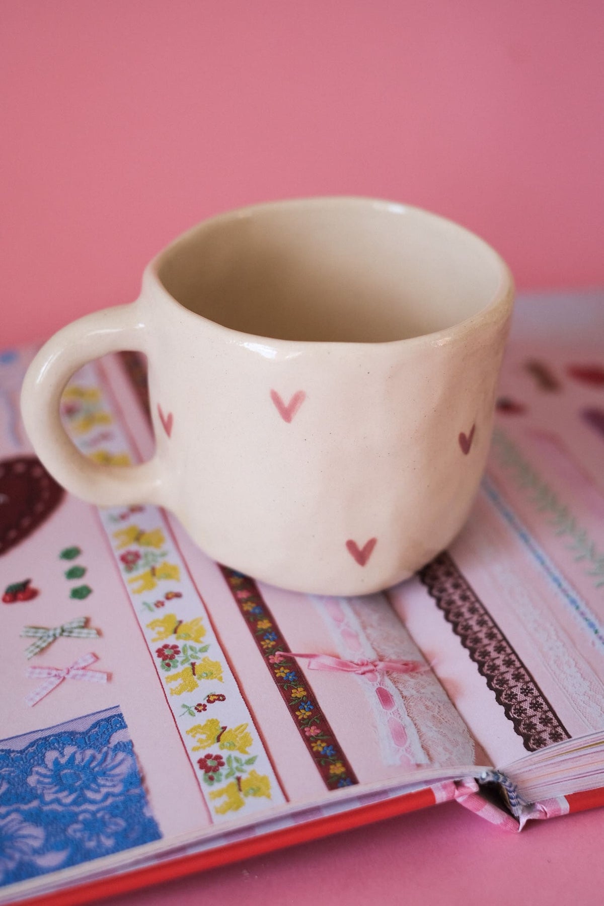 Mug en céramique - Petits cœurs peints à la main