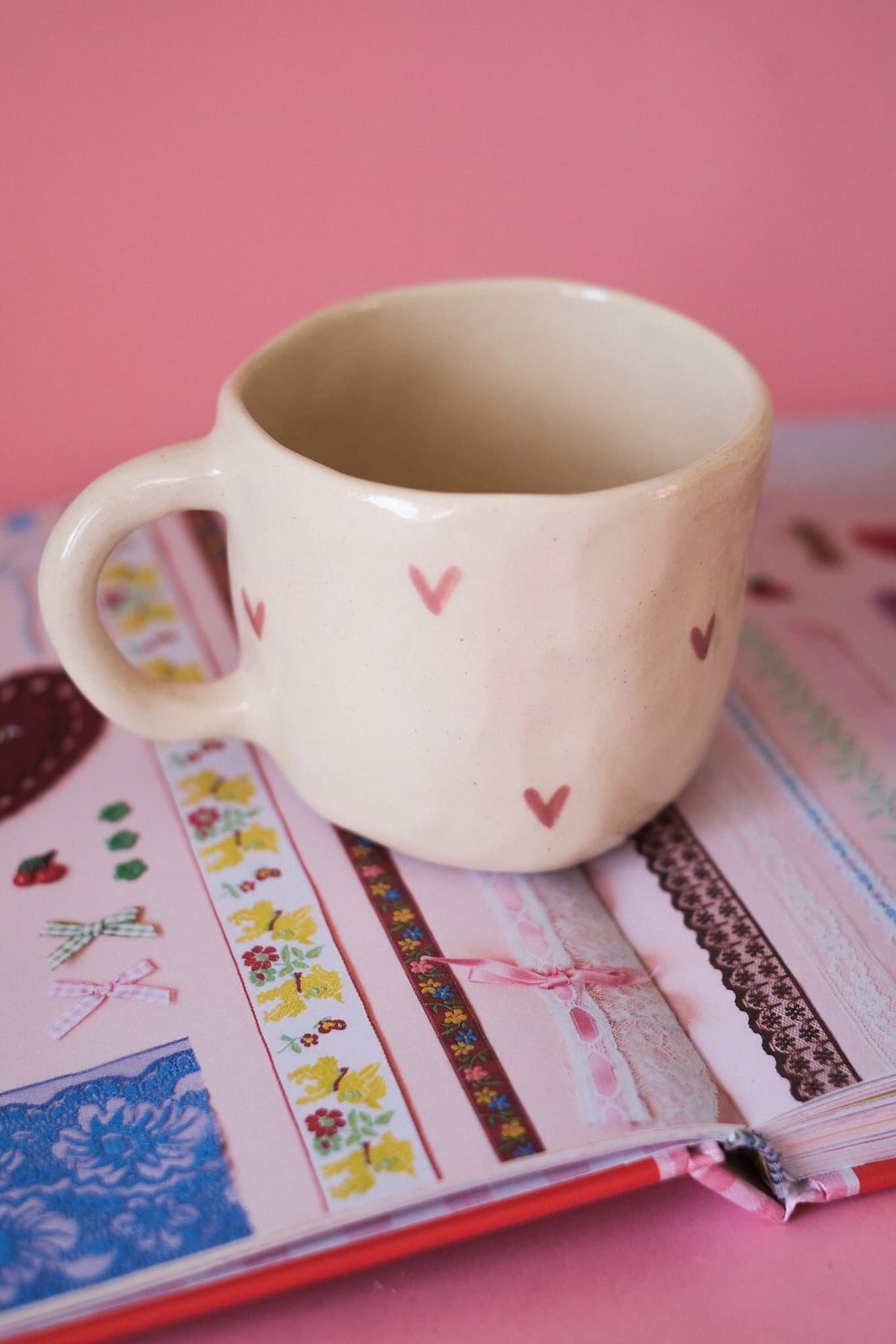 Mug en céramique - Petits cœurs peints à la main
