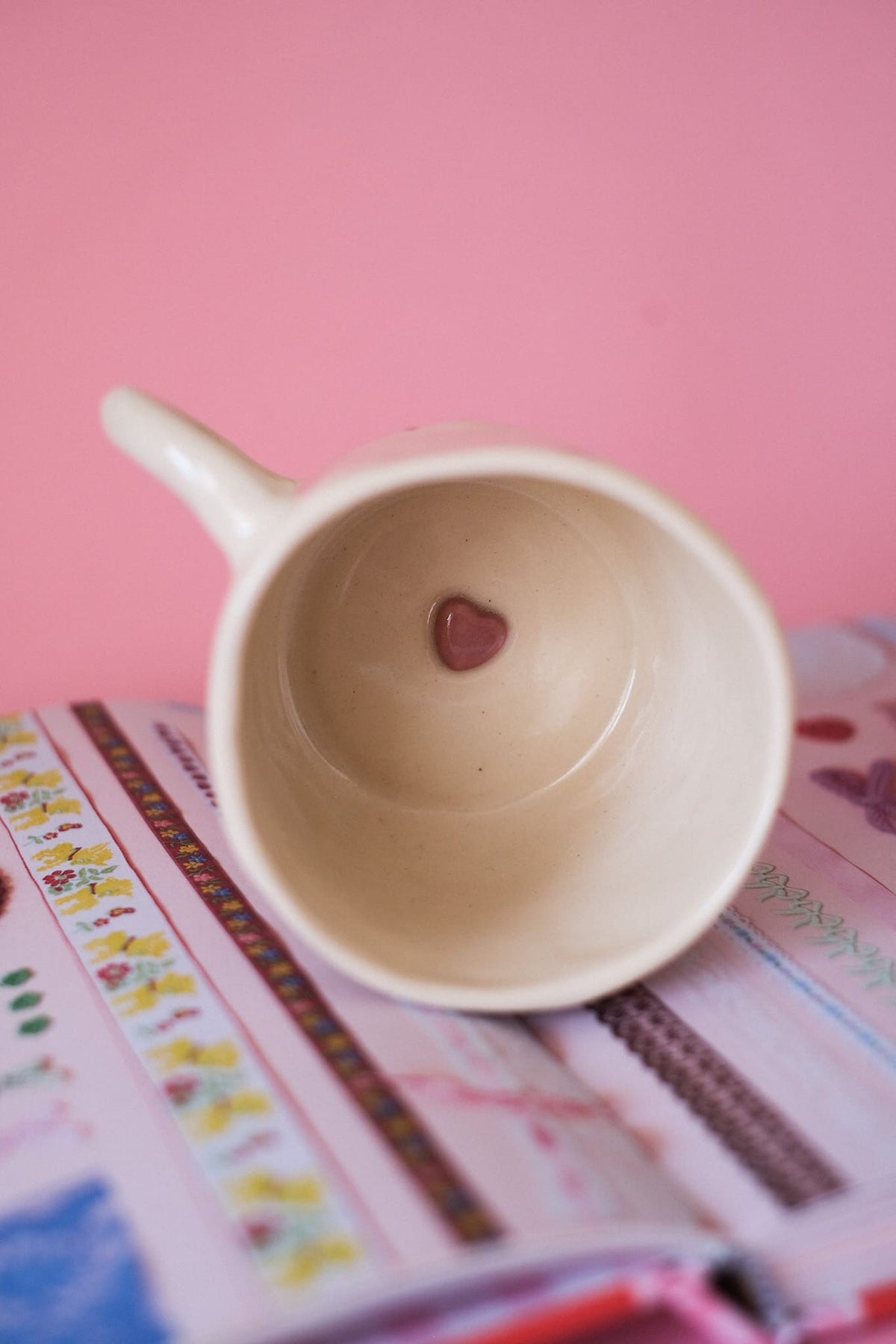 Mug en céramique - Petits cœurs peints à la main