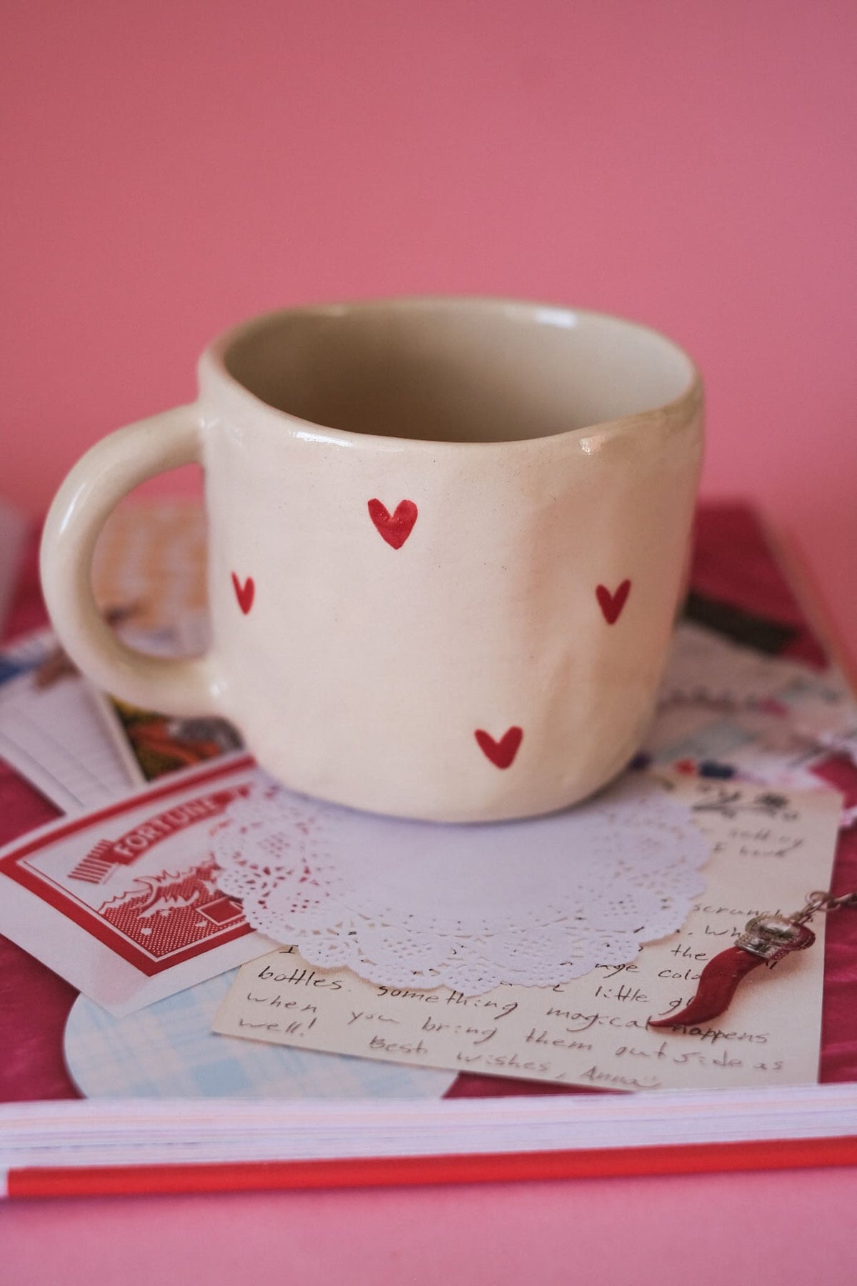 Mug en céramique - Petits cœurs peints à la main