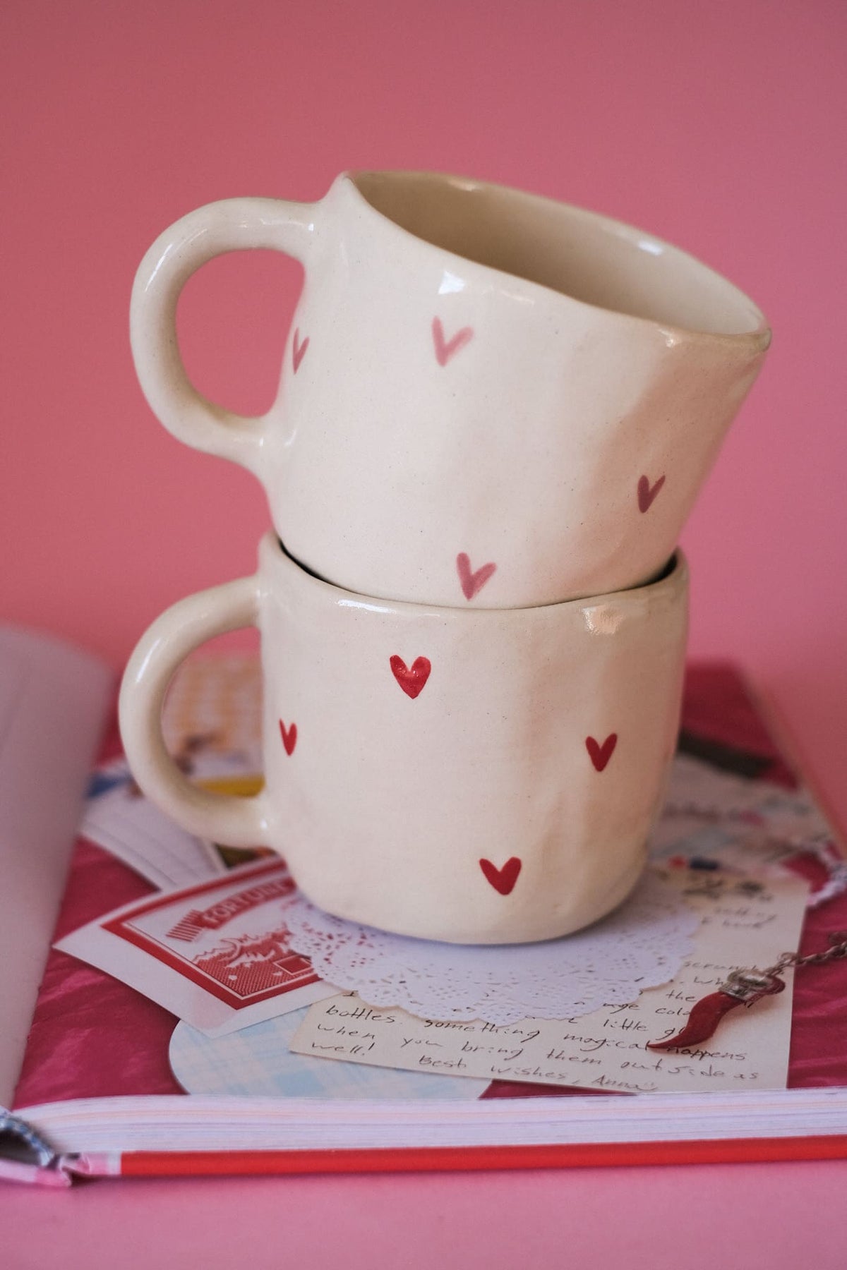 Mug en céramique - Petits cœurs peints à la main