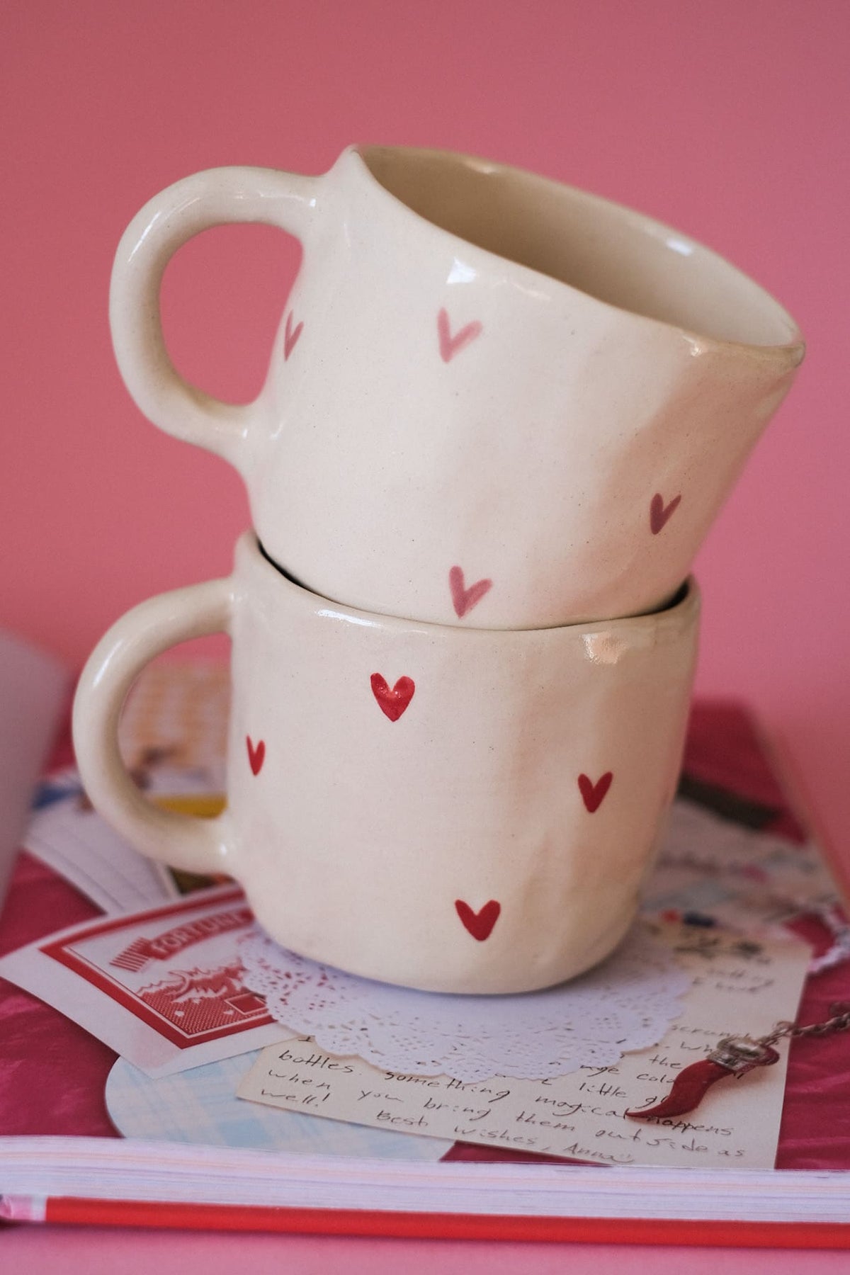 Mug en céramique - Petits cœurs peints à la main