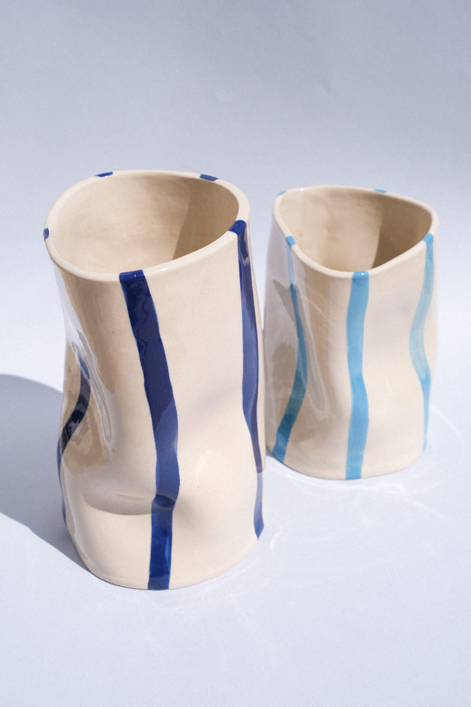 Vase "Aux creux des mains", rayures bleues
