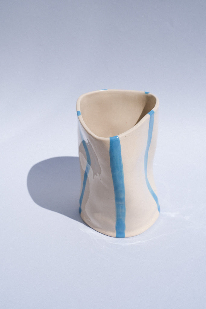 Vase "Aux creux des mains", rayures bleues