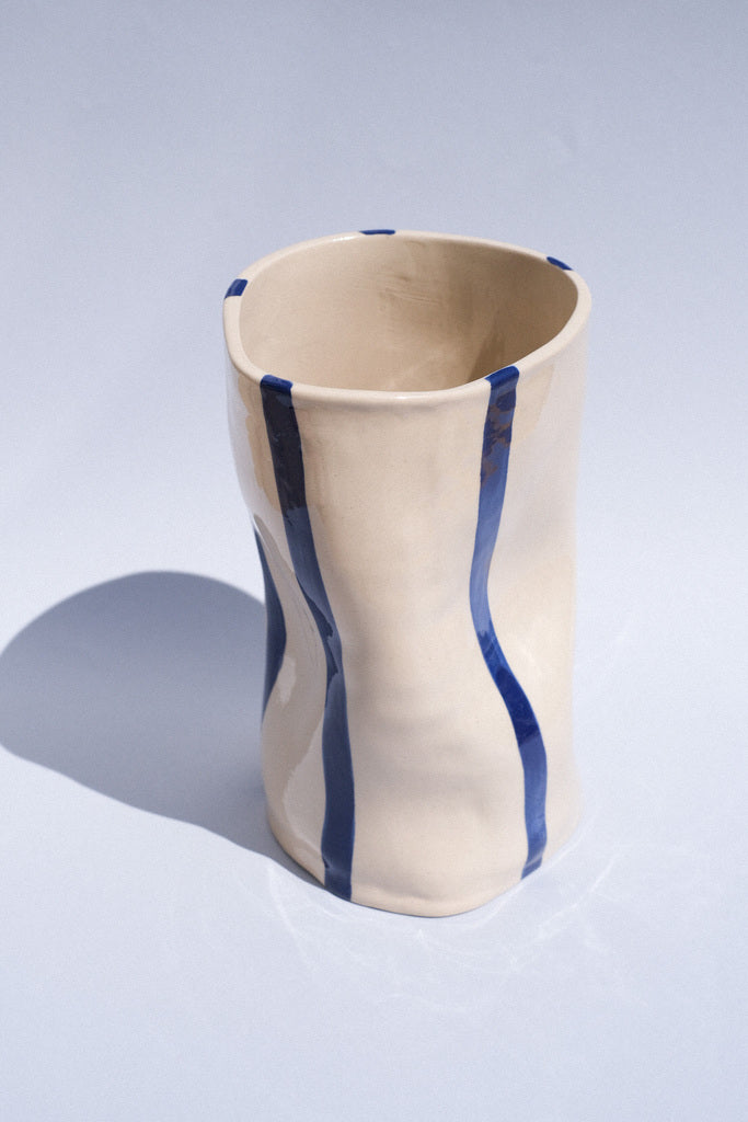 Grand vase "Aux creux des mains", rayures bleues foncées