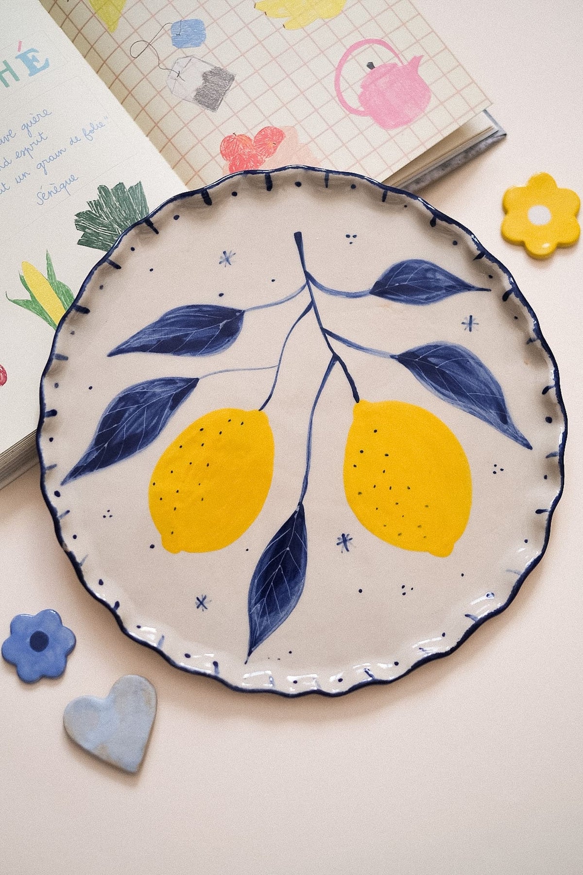 Plat à tarte céramique artisanale citrons bleu et jaune peint main