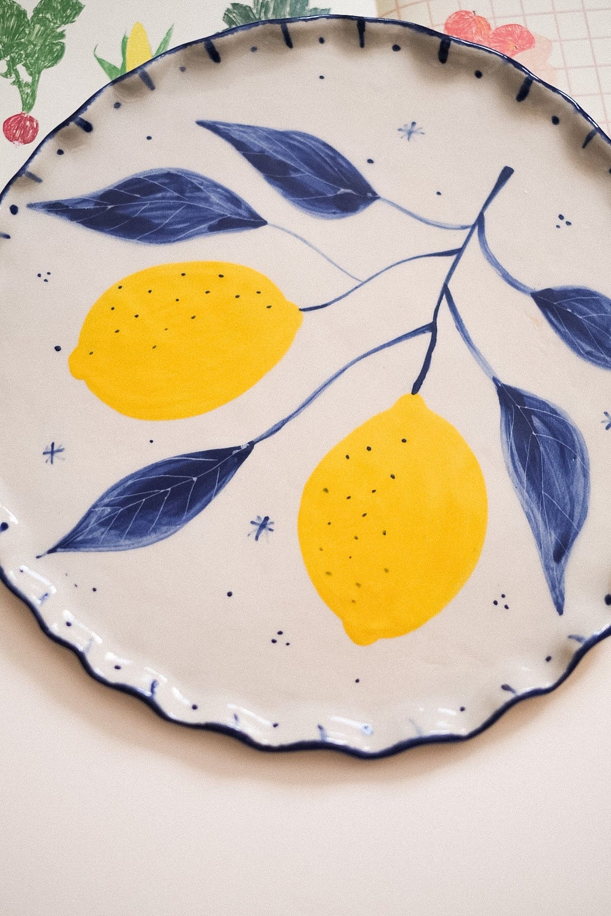 Plat à tarte céramique artisanale citrons bleu et jaune peint main