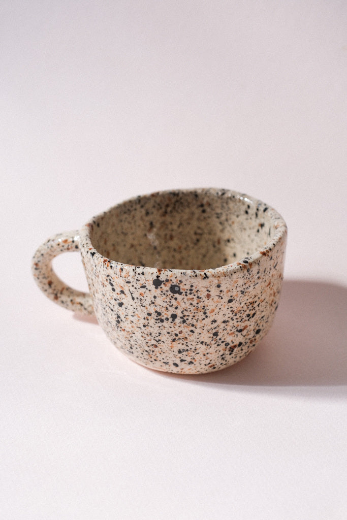 Mug moucheté en grès chamotté