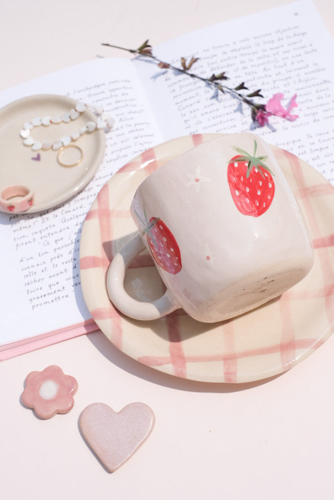 Mug en grès motif fraises – fait main avec amour