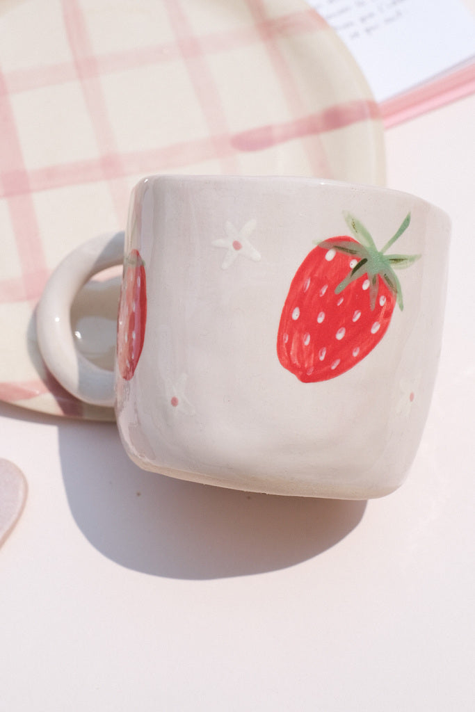 Mug en grès motif fraises – fait main avec amour