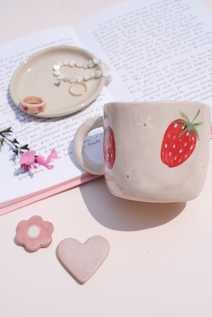 Mug en grès motif fraises – fait main avec amour