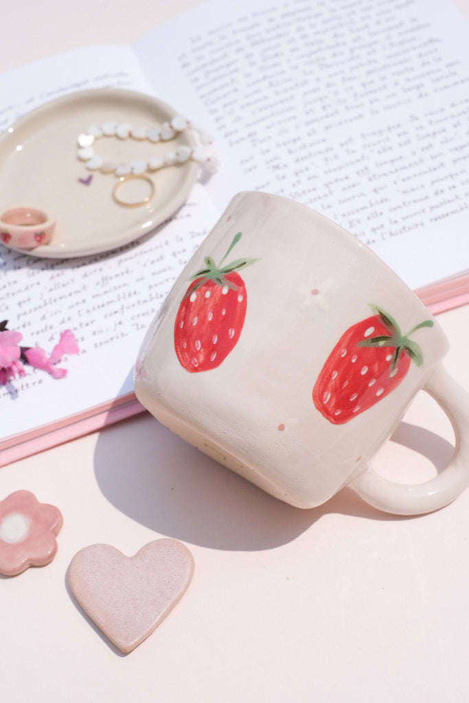 Mug en grès motif fraises – fait main avec amour