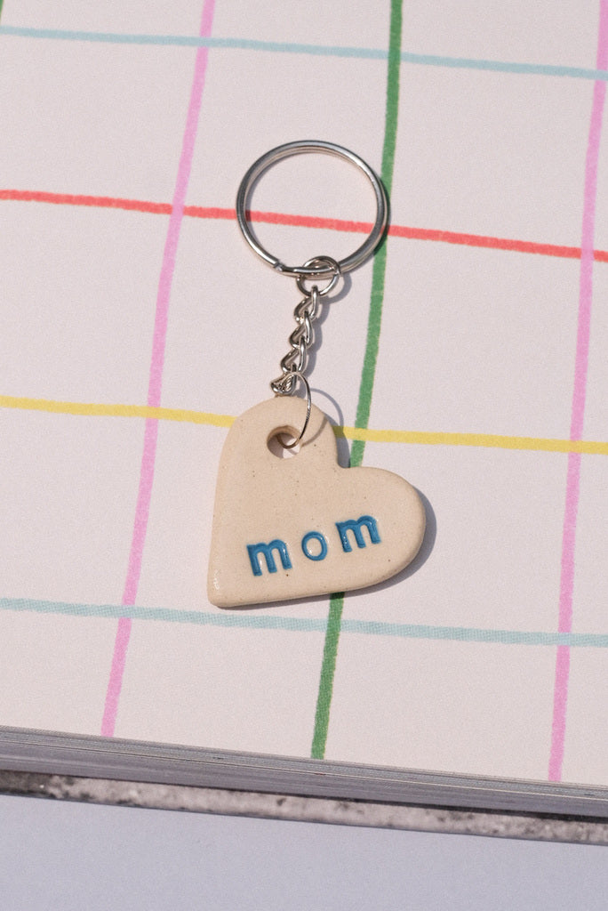 Porte-clés cœur “mom” – gri-gri tendre en céramique