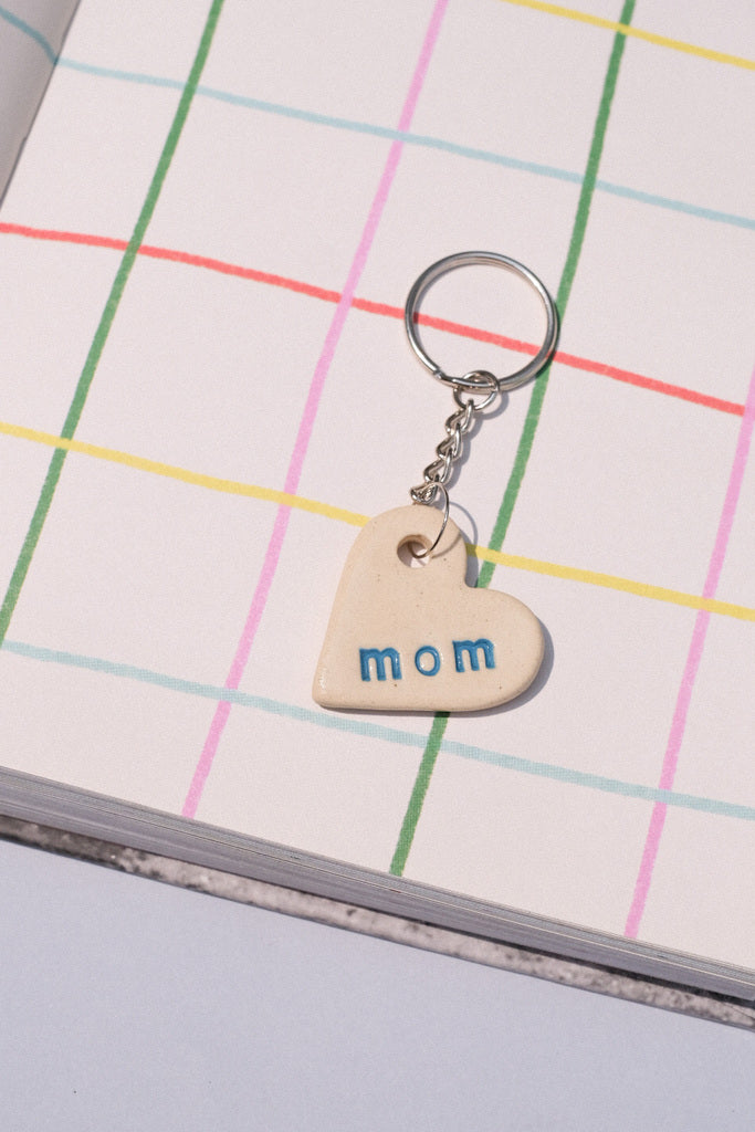 Porte-clés cœur “mom” – gri-gri tendre en céramique