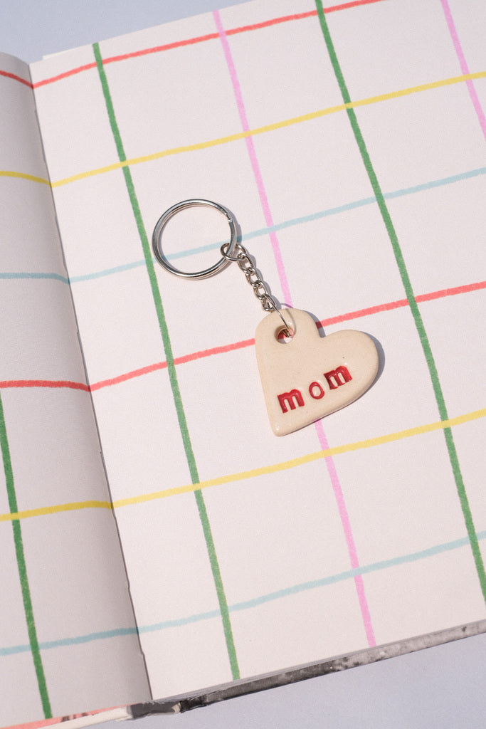 Porte-clés cœur “mom” – gri-gri tendre en céramique