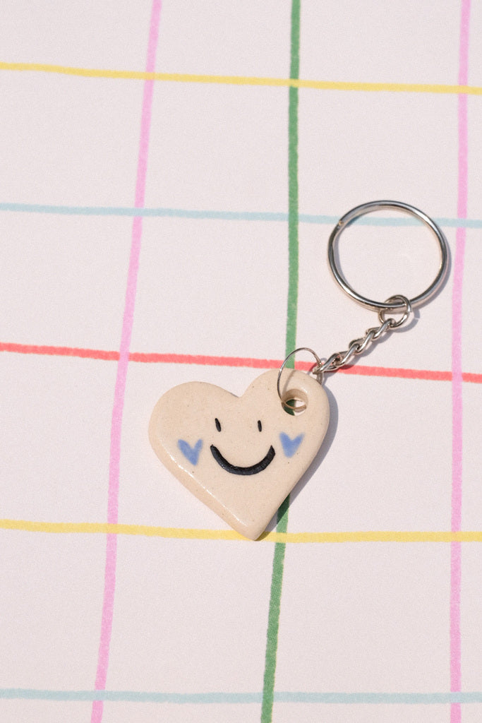Porte clés Petit cœur sourire – gri-gri artisanal en céramique