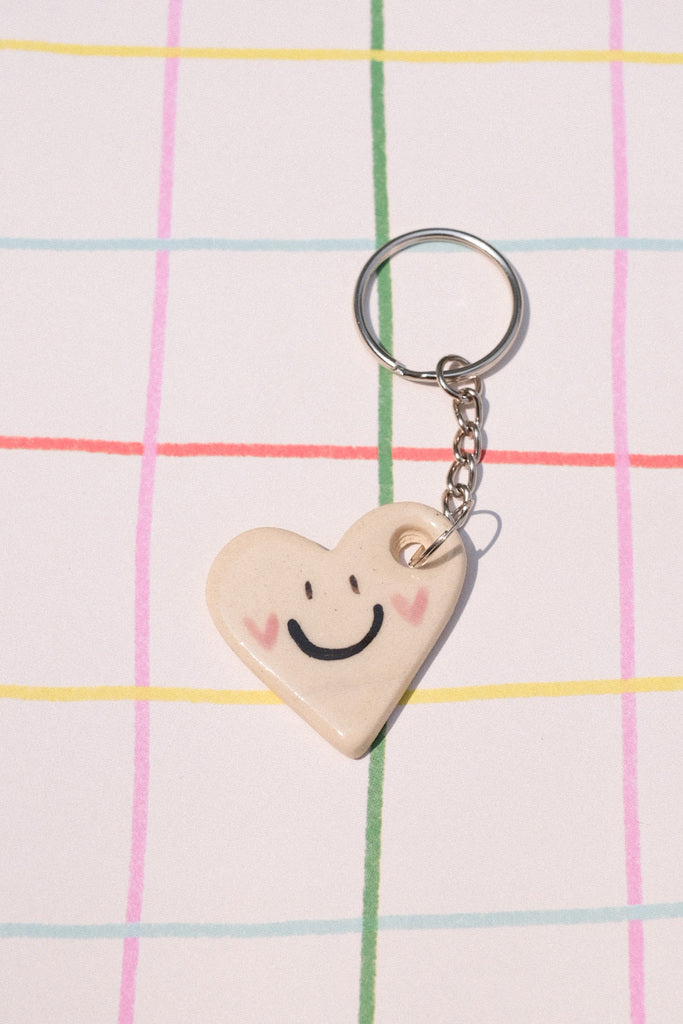 Porte clés Petit cœur sourire – gri-gri artisanal en céramique