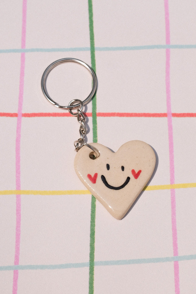 Porte clés Petit cœur sourire – gri-gri artisanal en céramique
