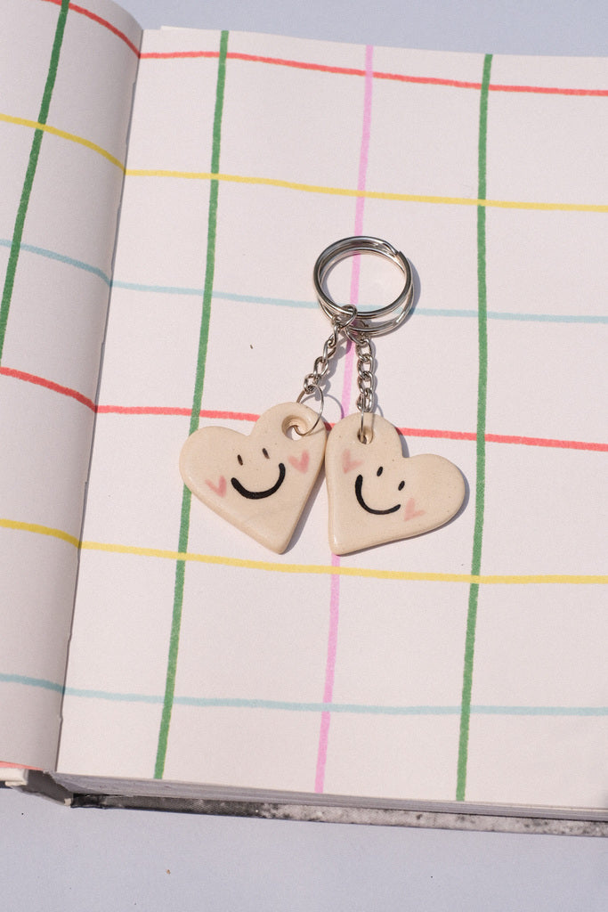 Porte clés Petit cœur sourire – gri-gri artisanal en céramique