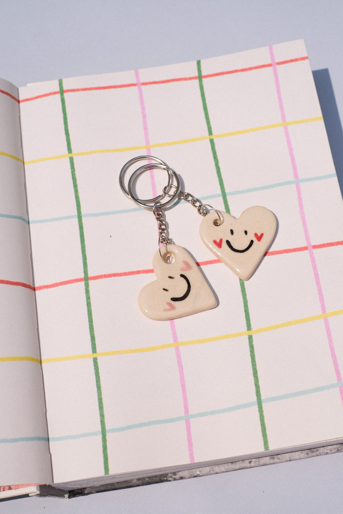 Porte clés Petit cœur sourire – gri-gri artisanal en céramique