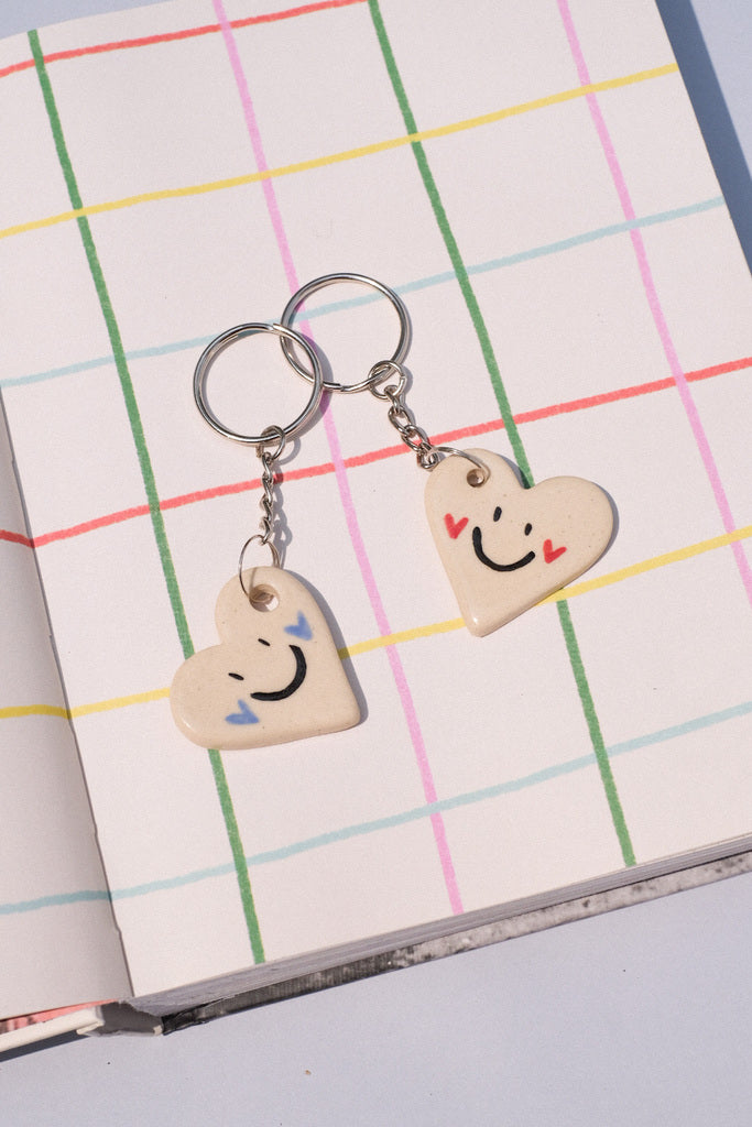 Porte clés Petit cœur sourire – gri-gri artisanal en céramique
