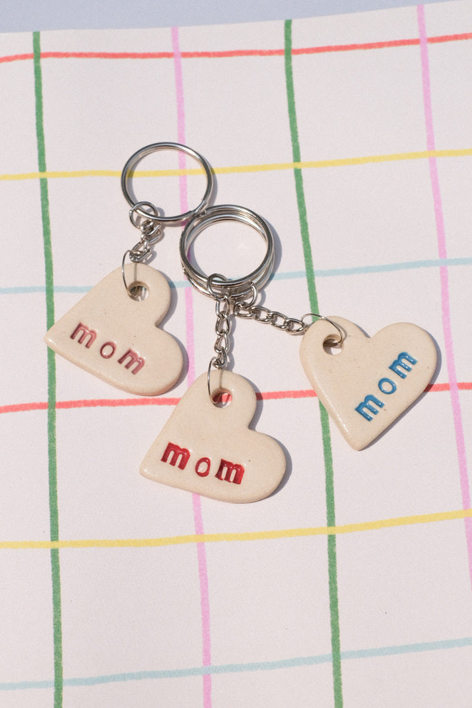 Porte-clés cœur “mom” – gri-gri tendre en céramique