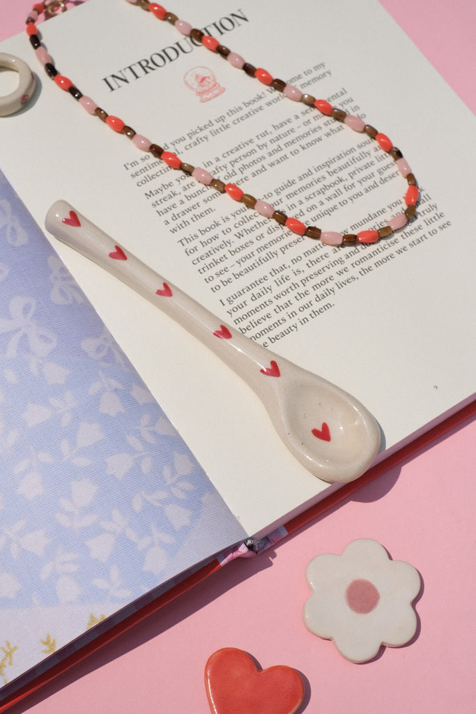 Cuillère en céramique artisanale - motif petits coeurs