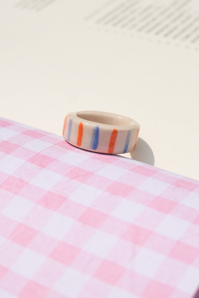 Bague colorée en grès – pièce unique à mixer