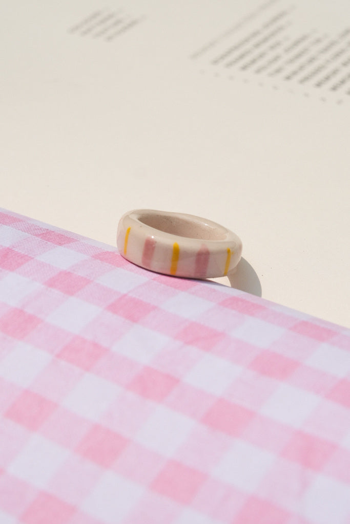 Bague colorée en grès – pièce unique à mixer