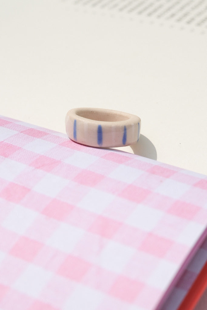 Bague colorée en grès – pièce unique à mixer