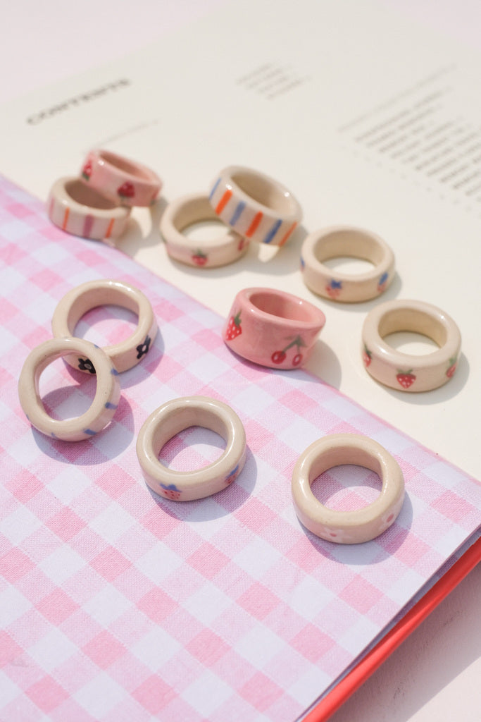 Bague colorée en grès – pièce unique à mixer